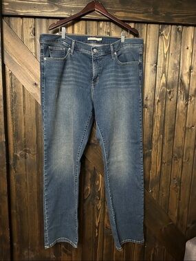 Classic Levi’s women’s  Blue Straight-Leg Jeans